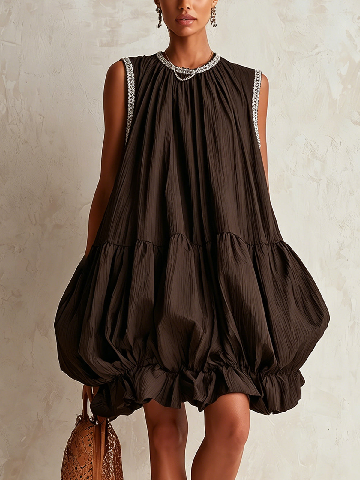 Colette | Vestido mini sin mangas marrón con bajo abullonado