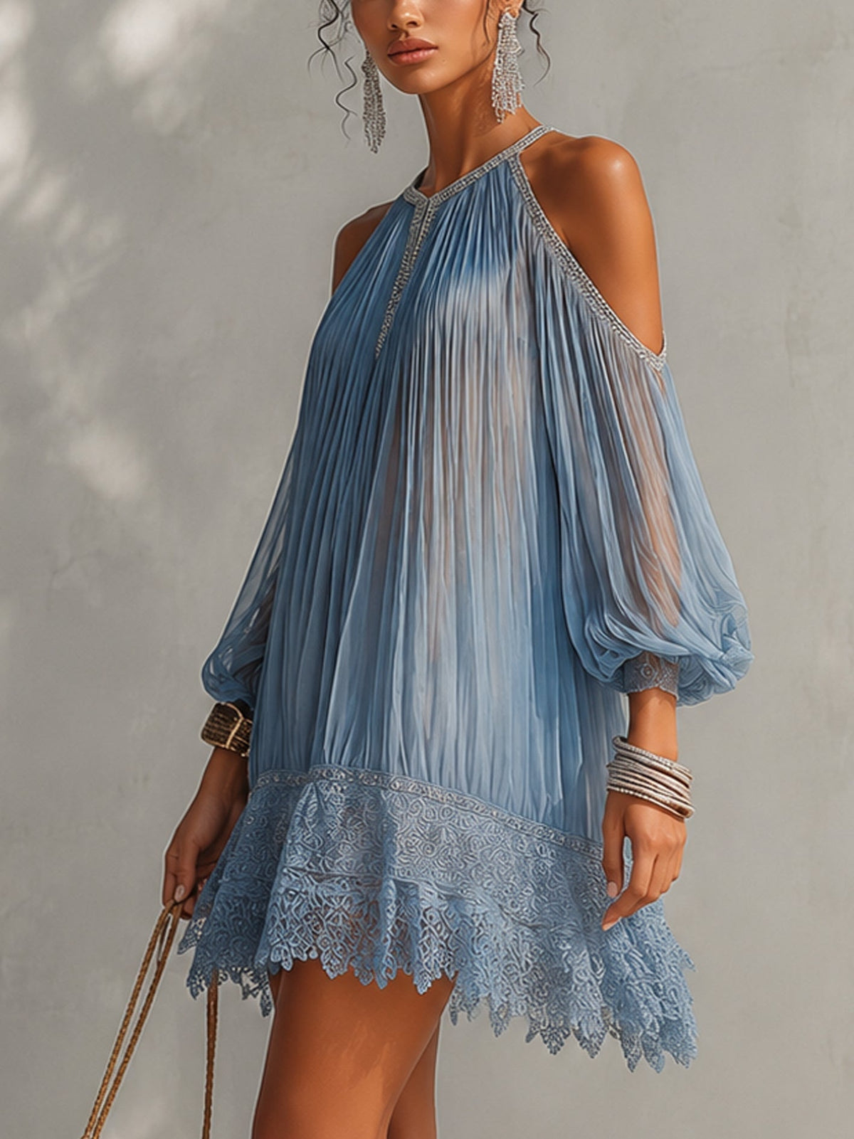 Séraphine | Vestido mini azul fruncido con hombros al aire y bajo de encaje