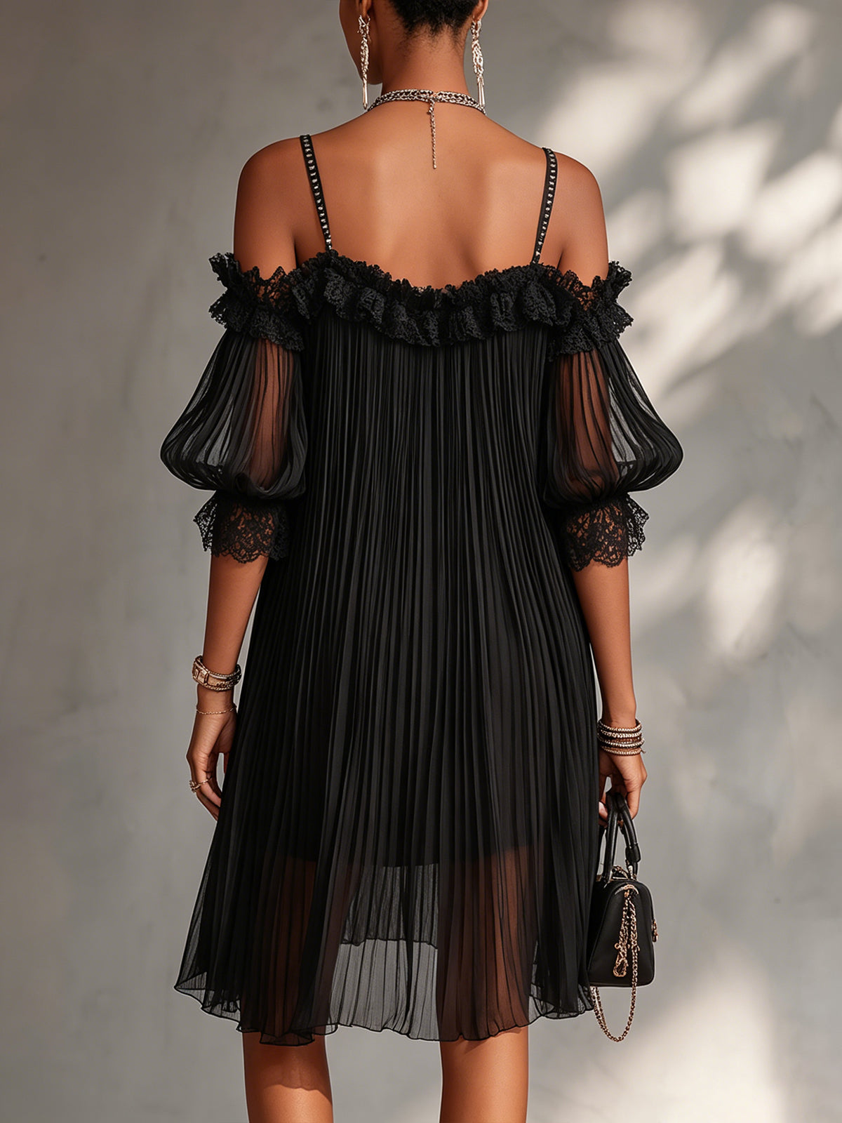 Camille Noir | Vestido mini de muselina negra con hombros al aire y ribete de encaje