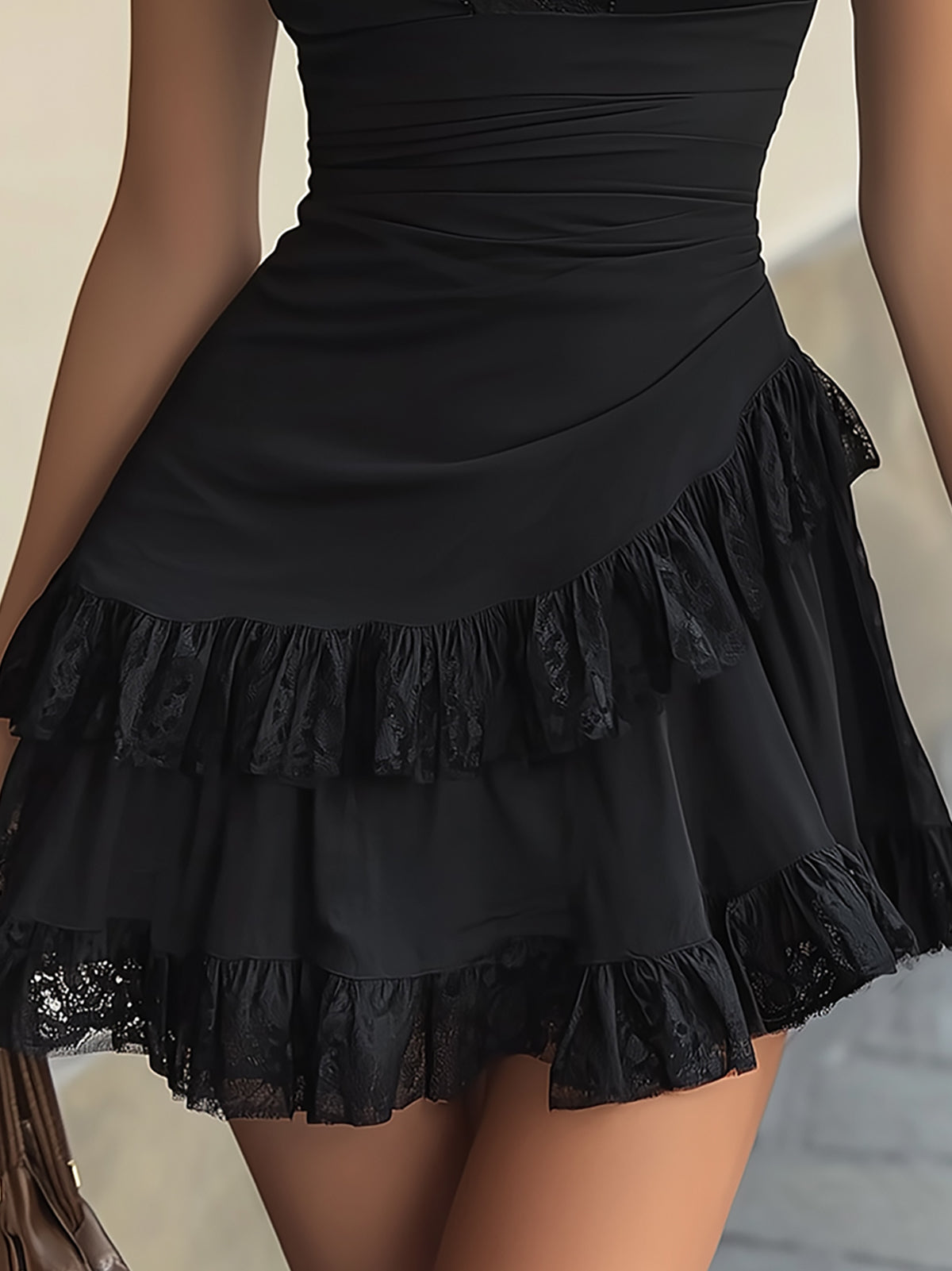 Estelle | Vestido mini de volantes de encaje negro con escote en V