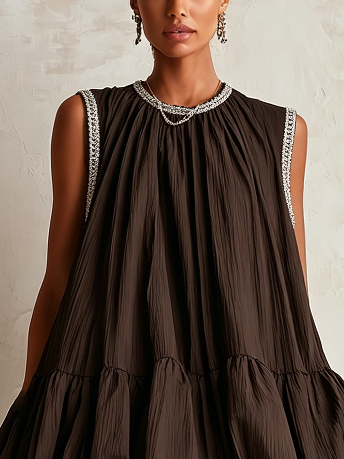 Colette | Vestido mini sin mangas marrón con bajo abullonado