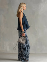 Chloé | Conjunto elegante con top de espalda descubierta azul marino y pantalón ancho estampado