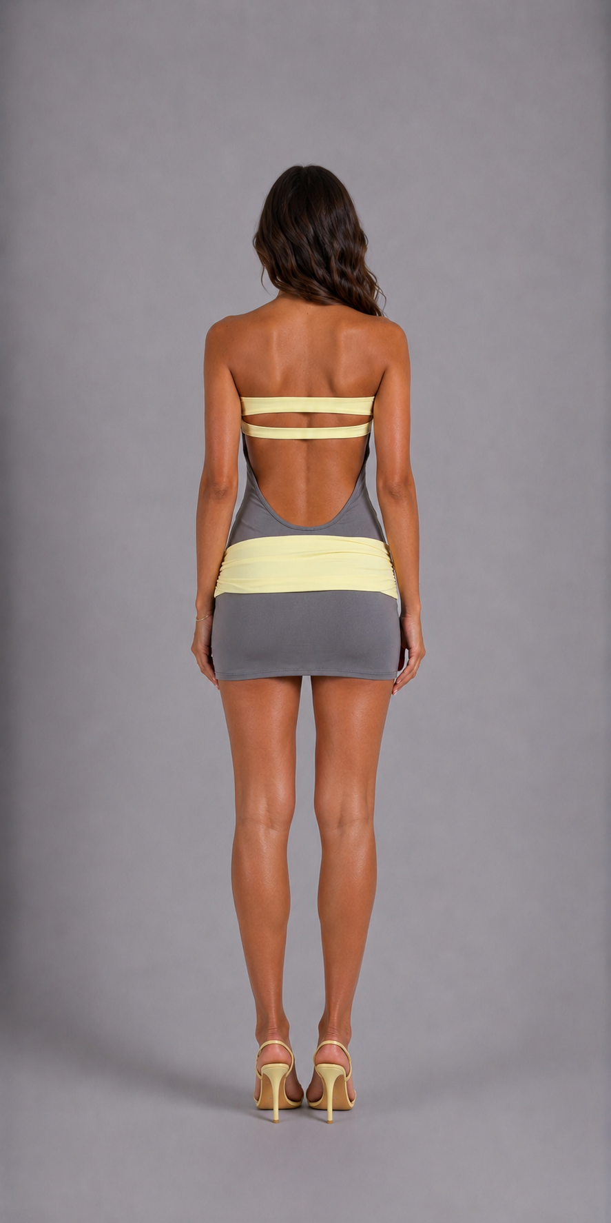 Minivestido tubular gris con ribete en contraste amarillo, vista trasera - Clara Vellier