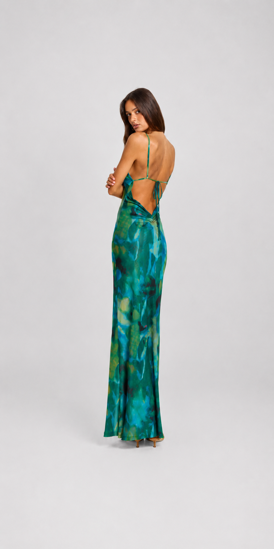 Robe longue fluide fendue avec décolleté croisé