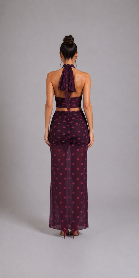 Conjunto de top corto con cuello halter y falda de malla con lunares