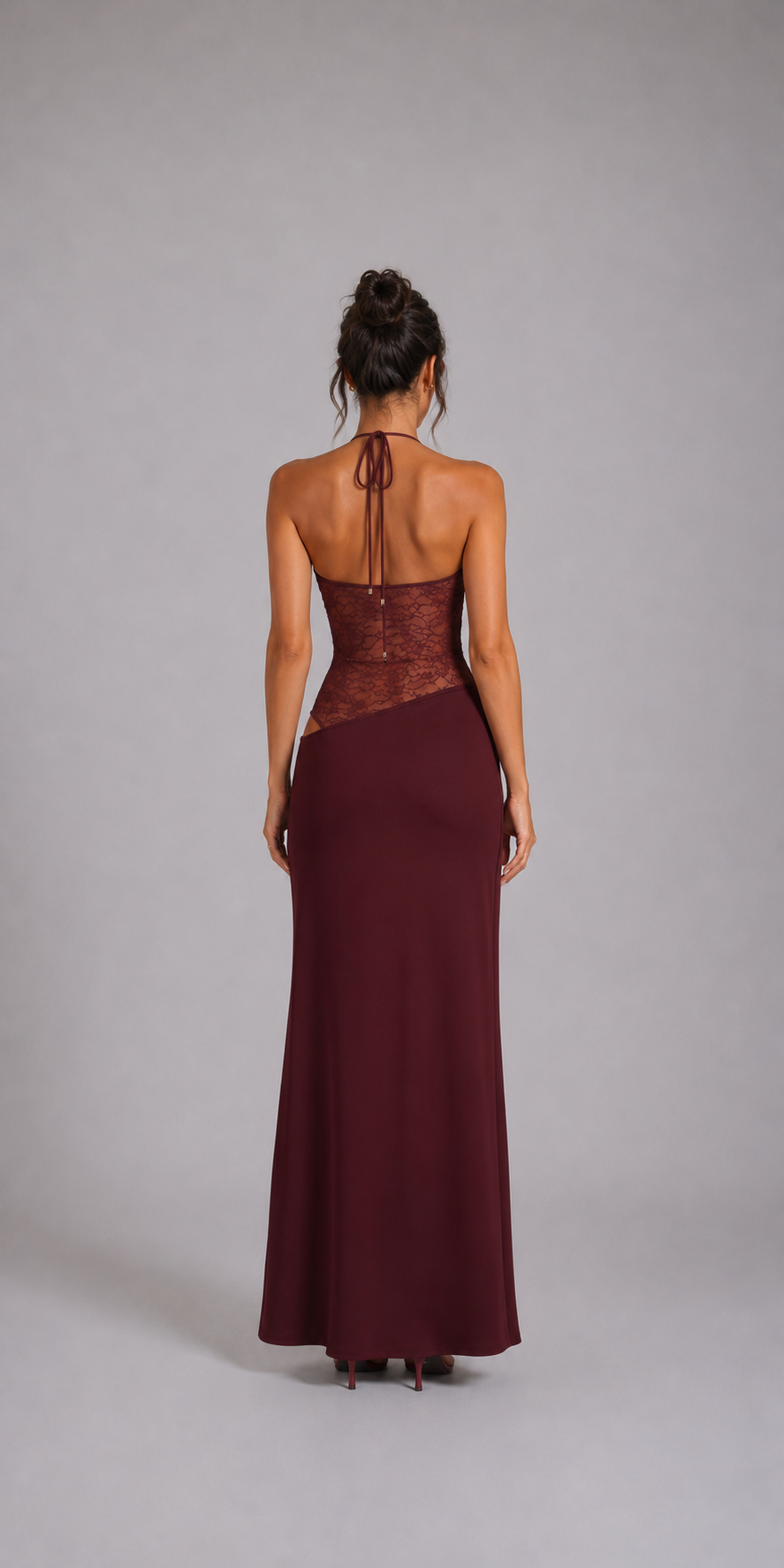 Robe longue à empiècements en dentelle transparente