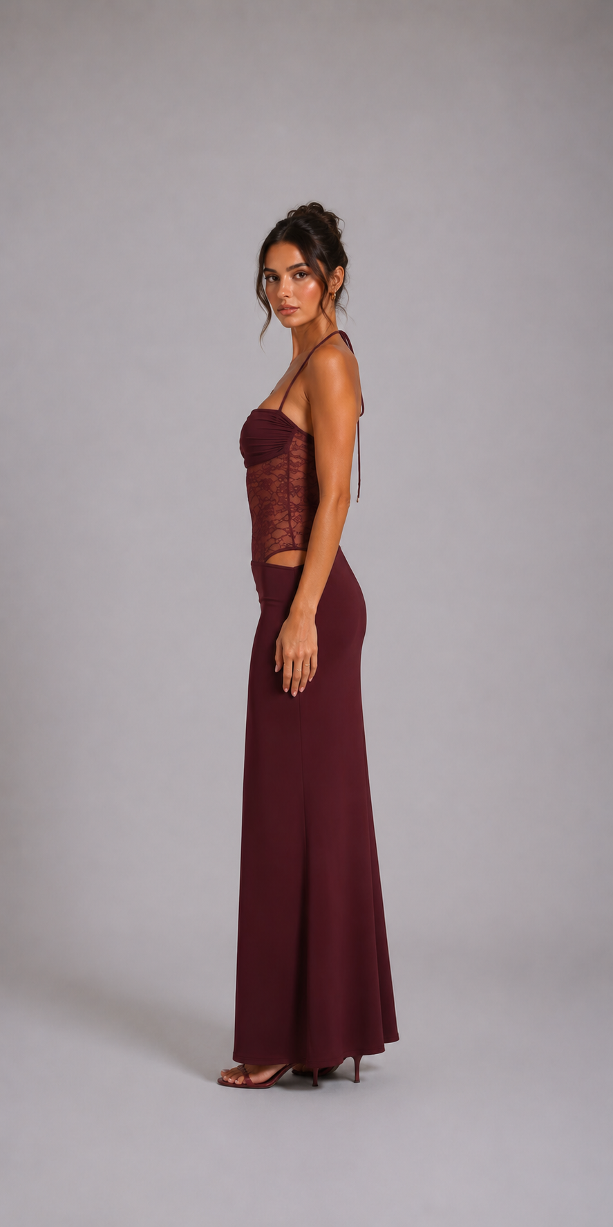 Robe longue à empiècements en dentelle transparente