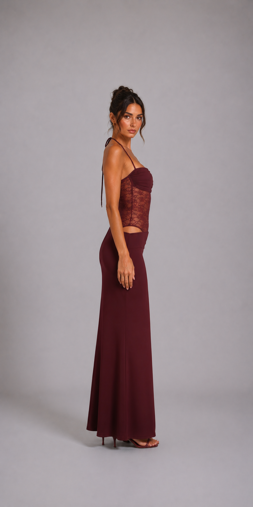 Robe longue à empiècements en dentelle transparente