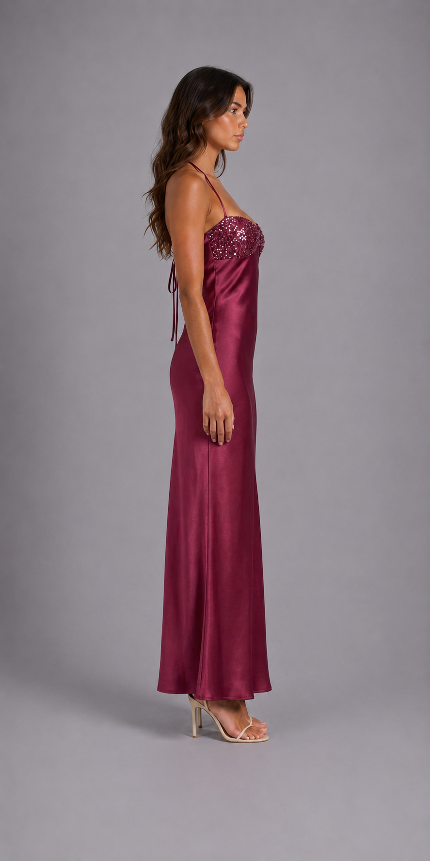 Vestido largo liso en burdeos con caída fluida, vista lateral izquierdo - Clara Vellier