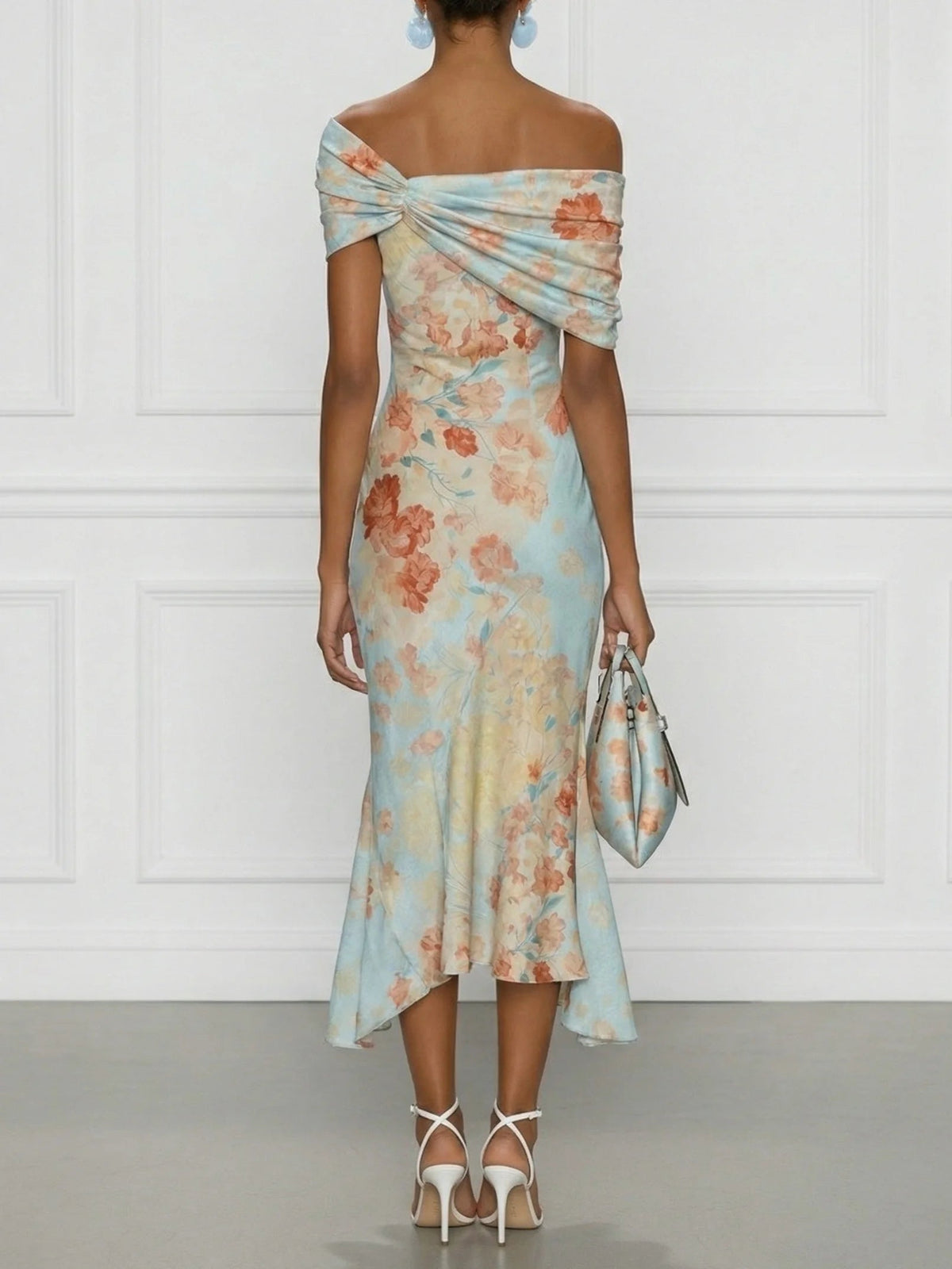 Victoire | Vestido midi corte sirena con hombros al aire y estampado floral azul