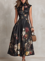 Violette | Vestido midi de satén plisado negro con estampado floral y escote drapeado