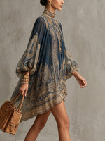 Bérénice | Vestido mini de muselina asimétrico con estampado barroco azul marino y cuello alto