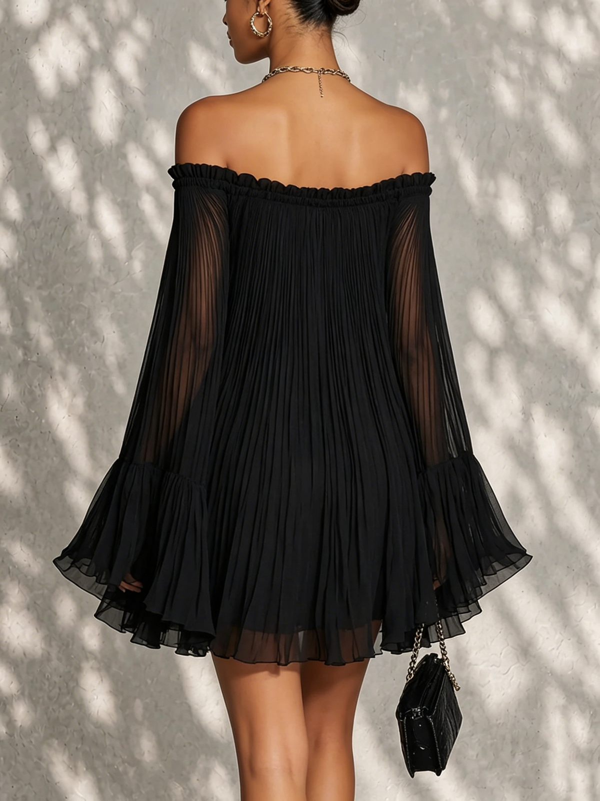 Océane | Vestido mini negro con mangas campana y hombros al aire fruncidos