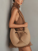 Bettina | Vestido mini sin mangas de muselina marrón con cuello halter y volantes