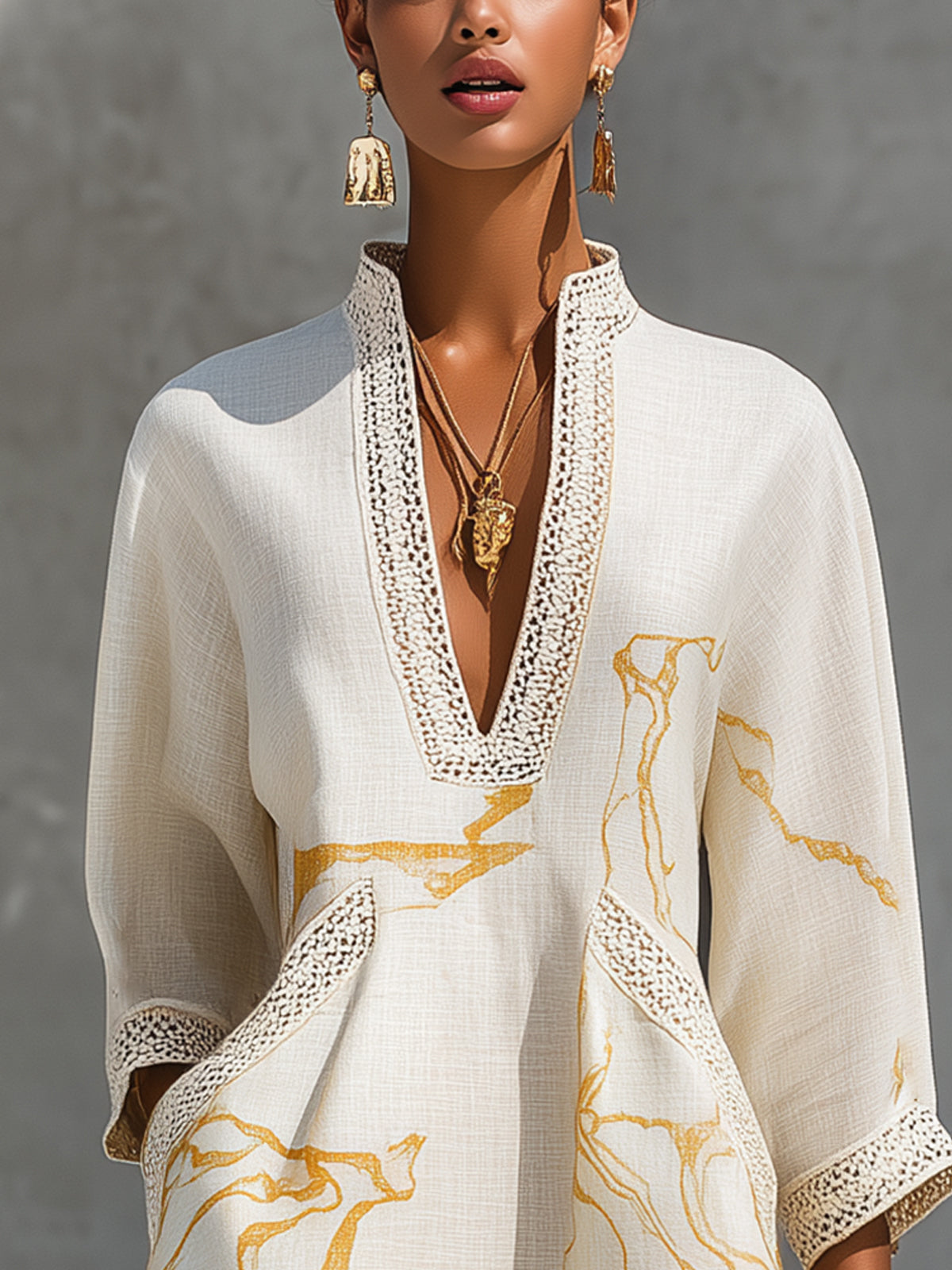 Aliénor | Vestido mini de encaje de croché marfil con motivos dorados y escote en V