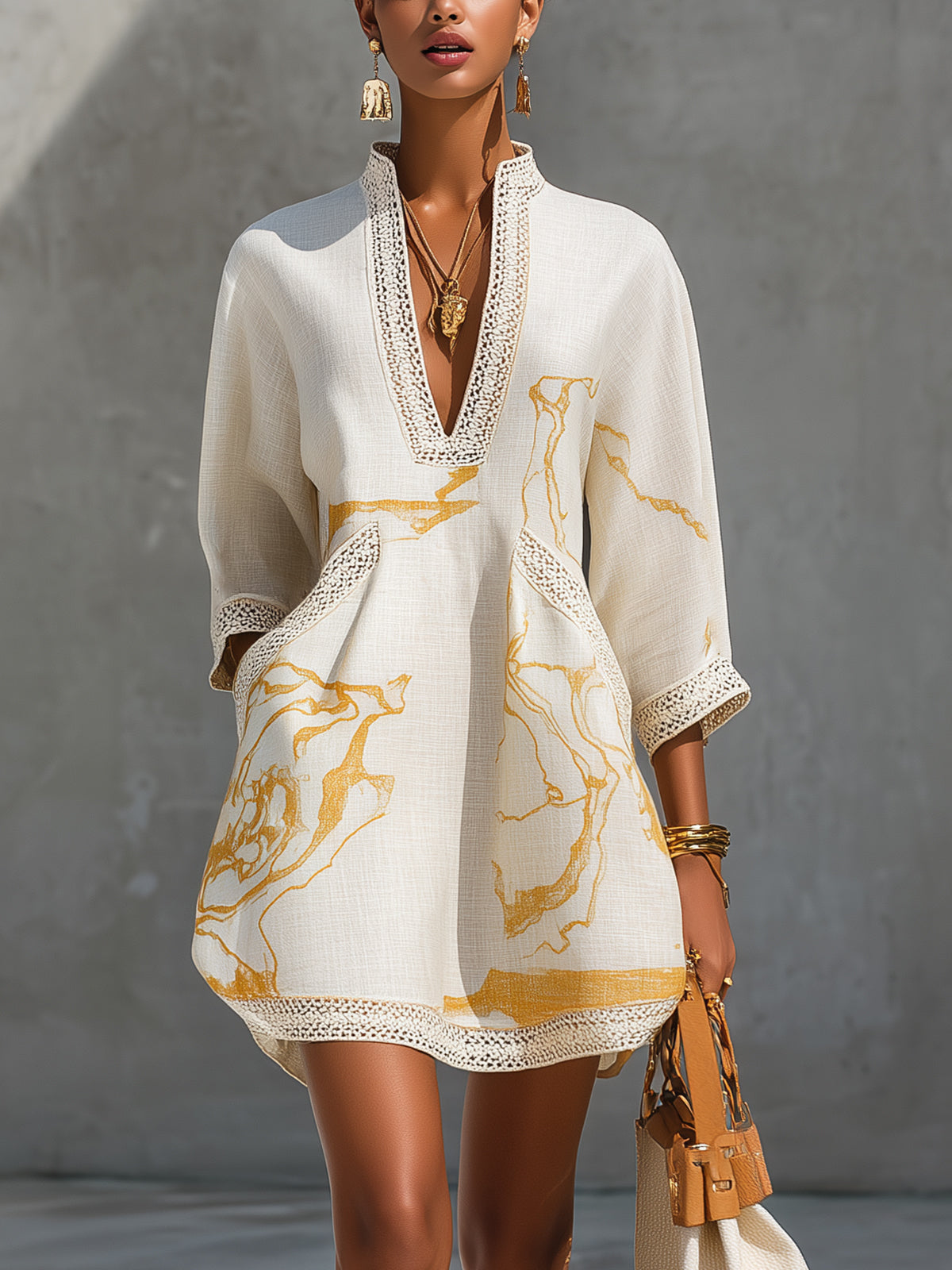 Aliénor | Vestido mini de encaje de croché marfil con motivos dorados y escote en V