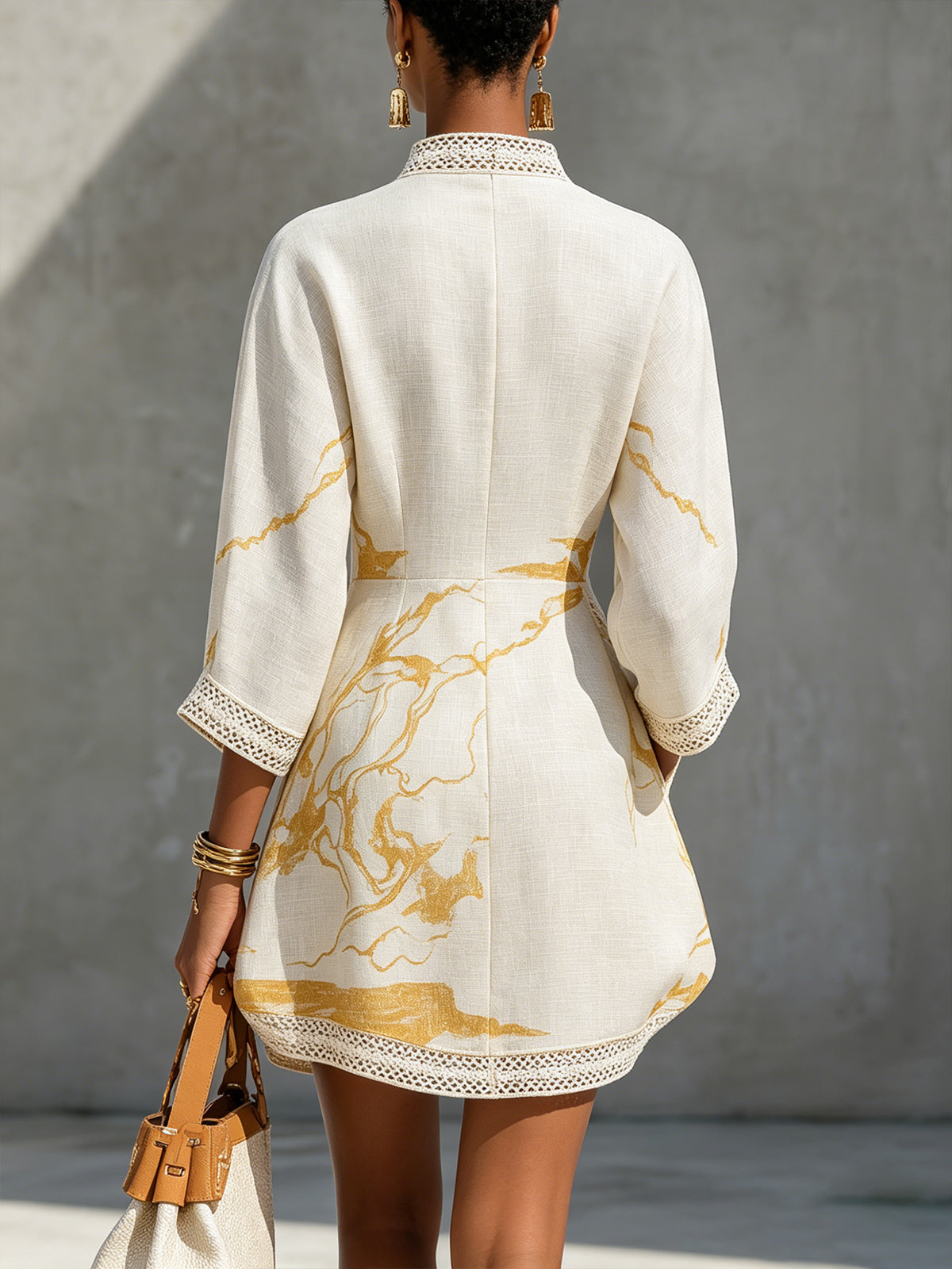 Aliénor | Vestido mini de encaje de croché marfil con motivos dorados y escote en V