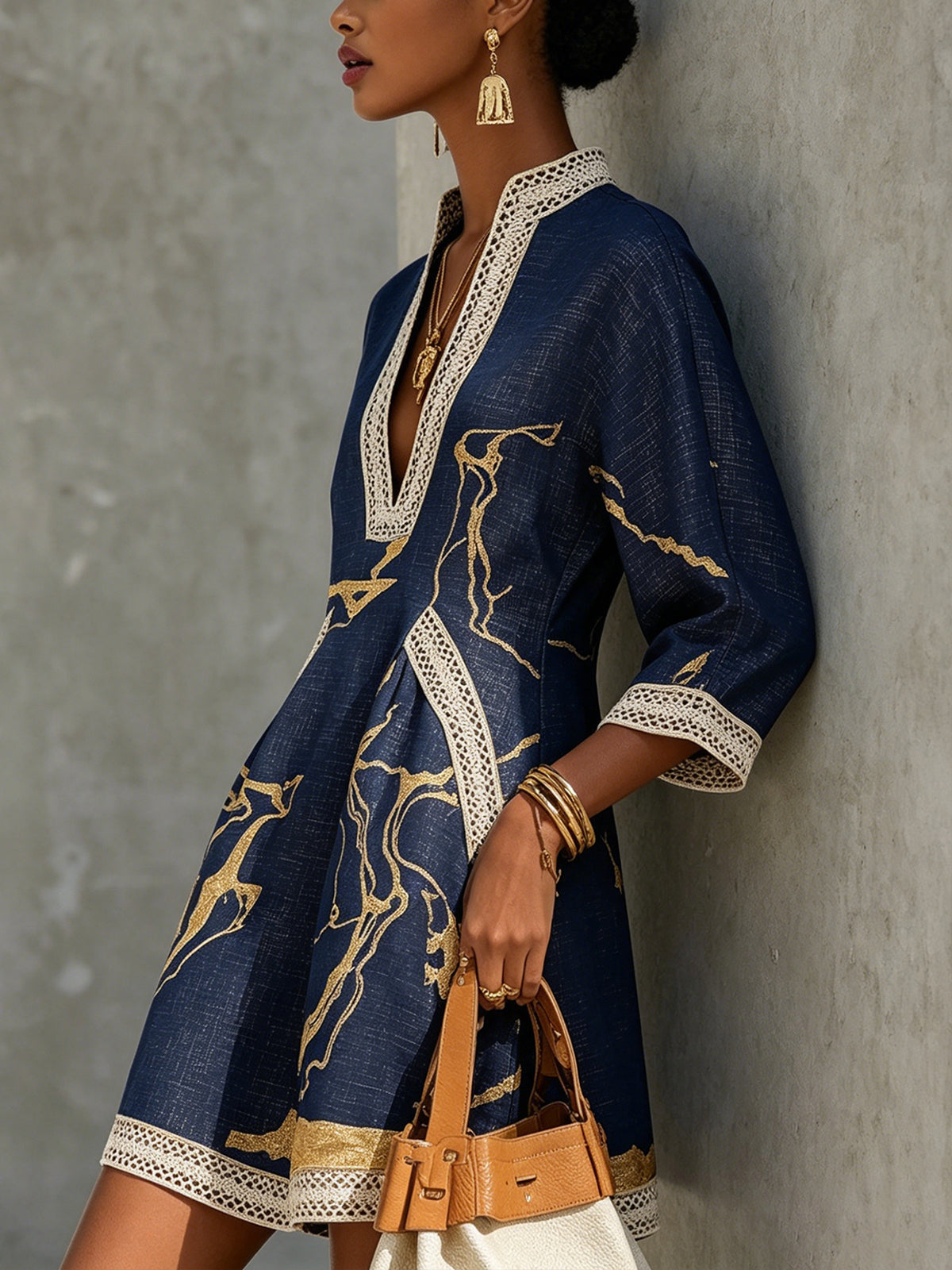 Cosette | Vestido mini de encaje de croché azul marino con motivos dorados y escote en V