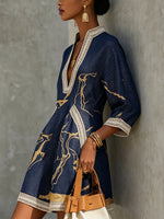 Cosette | Vestido mini de encaje de croché azul marino con motivos dorados y escote en V