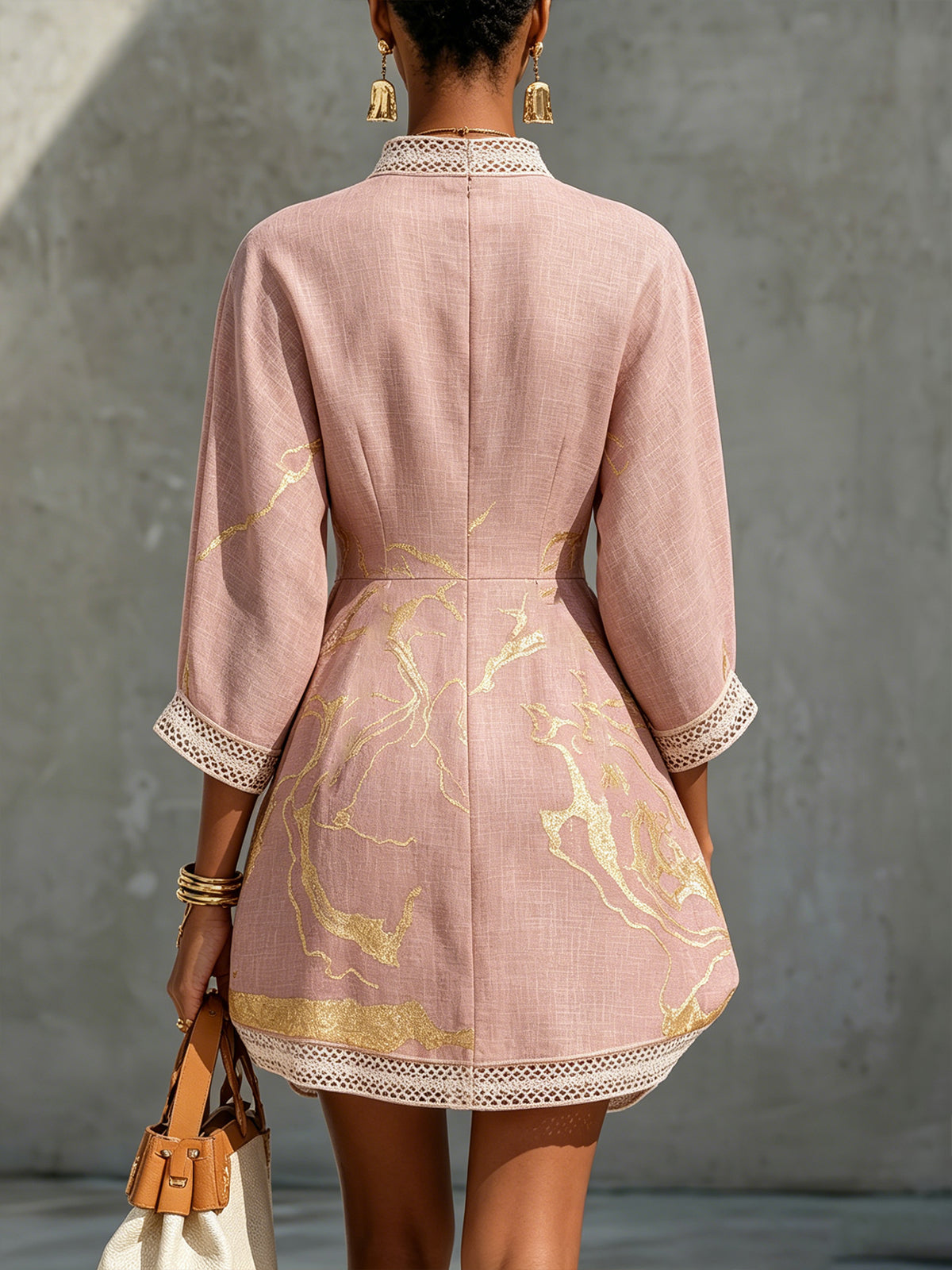 Ninon | Vestido mini de encaje de croché rosa con motivos dorados y escote en V