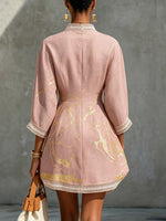 Ninon | Vestido mini de encaje de croché rosa con motivos dorados y escote en V