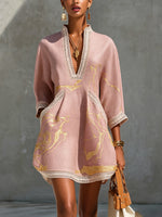 Ninon | Vestido mini de encaje de croché rosa con motivos dorados y escote en V