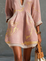 Ninon | Vestido mini de encaje de croché rosa con motivos dorados y escote en V