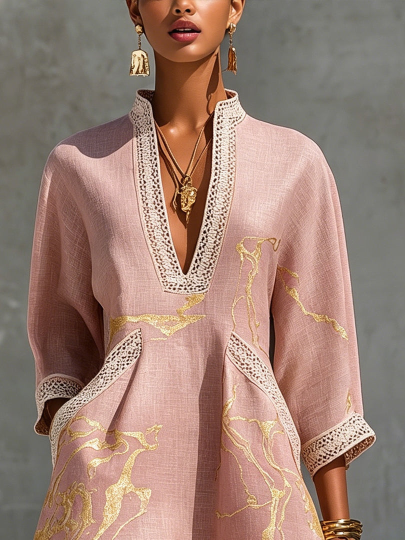 Ninon | Vestido mini de encaje de croché rosa con motivos dorados y escote en V