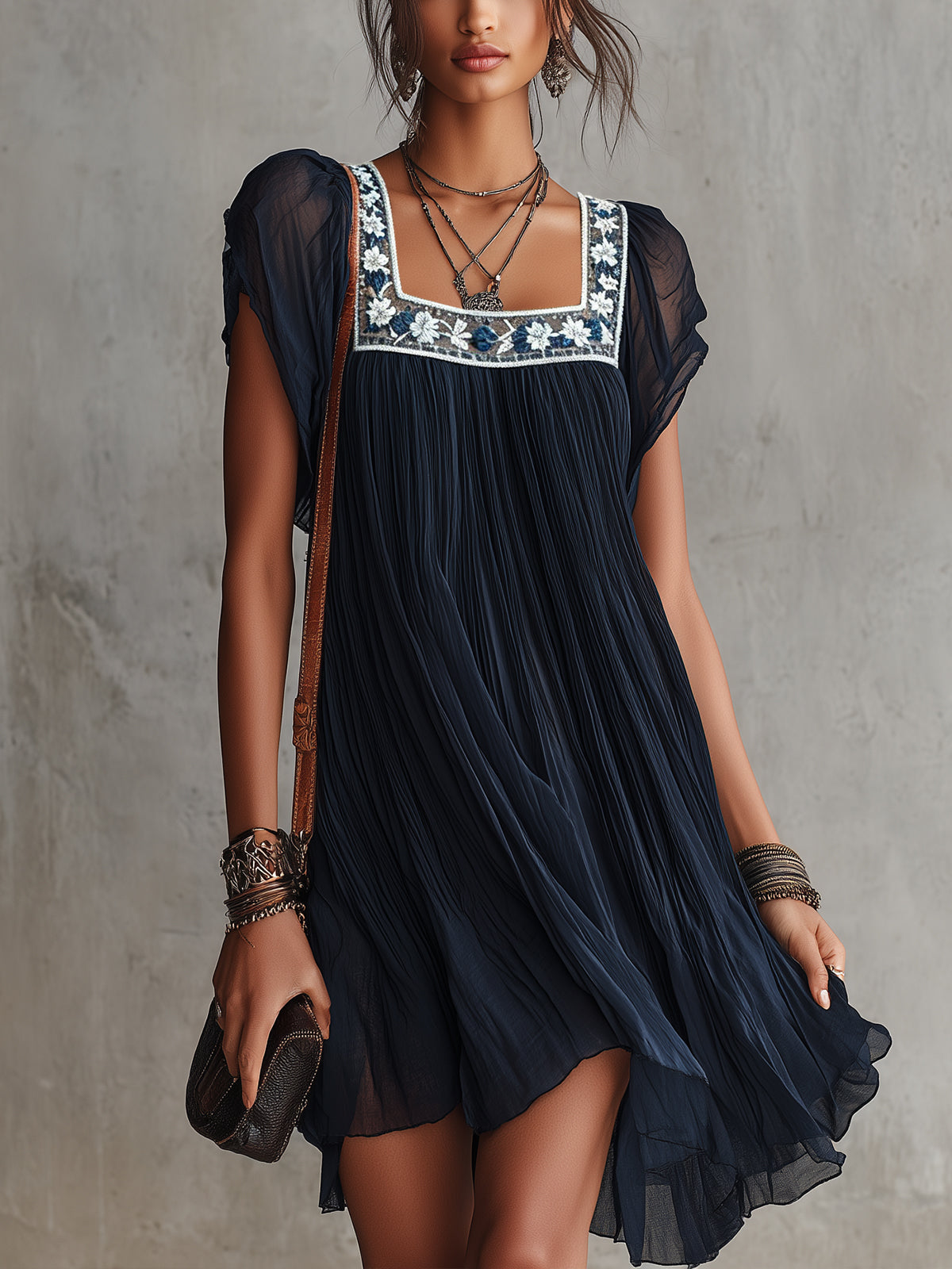 Apolline | Vestido mini plisado de muselina bordada con flores azul marino