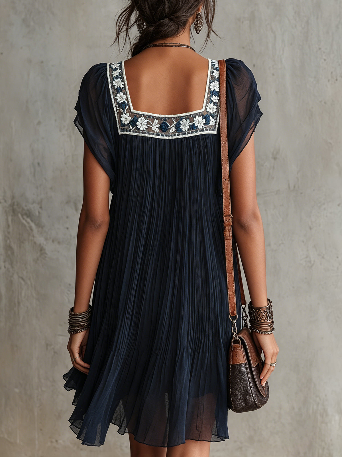 Apolline | Vestido mini plisado de muselina bordada con flores azul marino