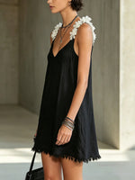 Noémie Noir | Vestido mini negro con escote en V y tirantes florales