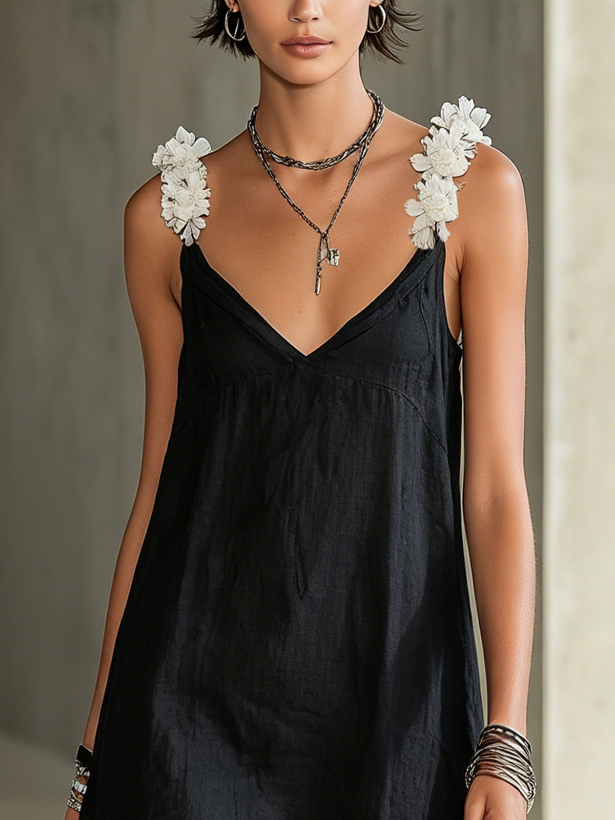 Noémie Noir | Vestido mini negro con escote en V y tirantes florales