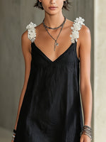 Noémie Noir | Vestido mini negro con escote en V y tirantes florales