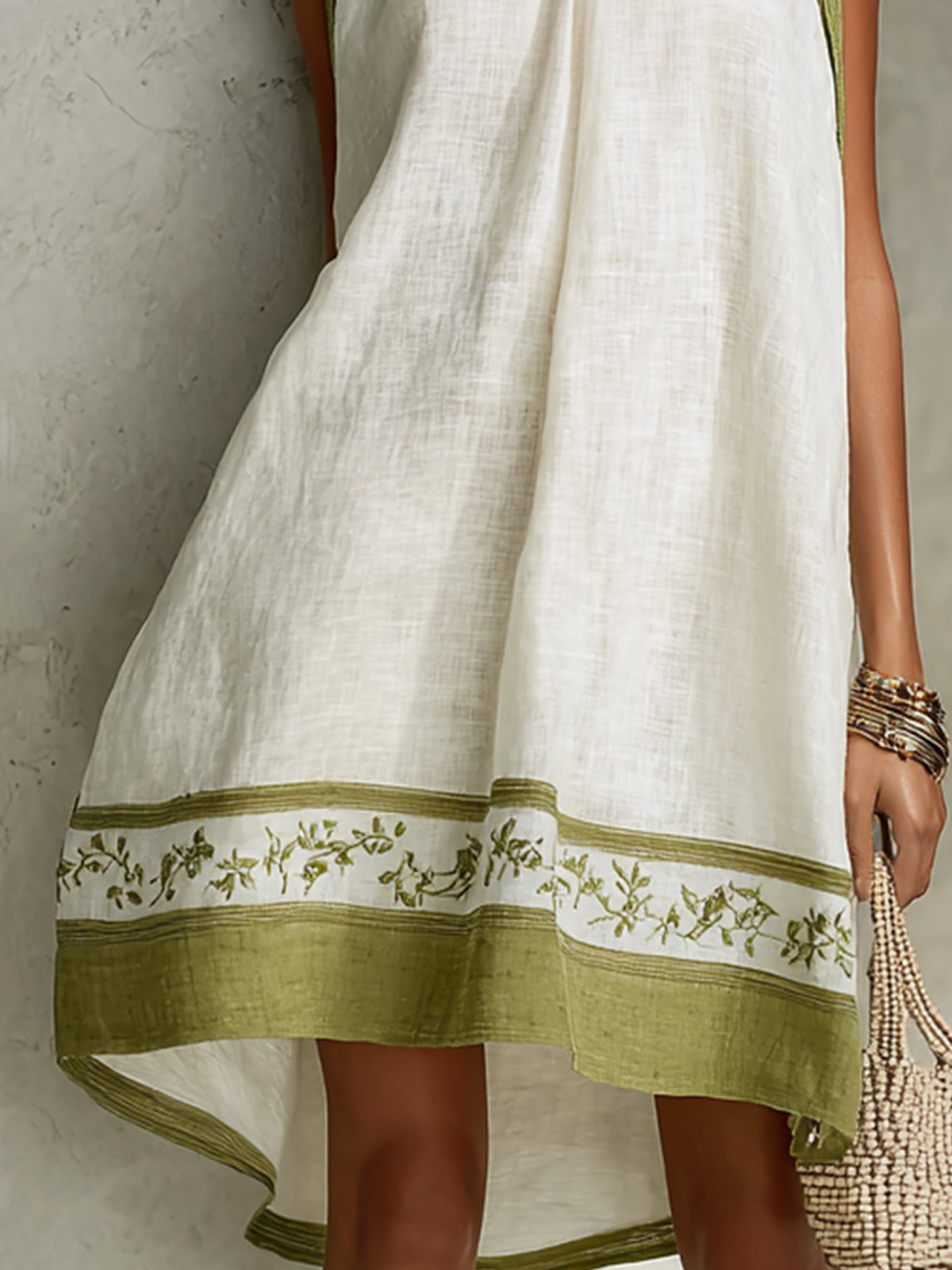 Agathe | Vestido mini trapecio sin mangas blanco y verde oliva con flores