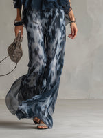 Chloé | Conjunto elegante con top de espalda descubierta azul marino y pantalón ancho estampado